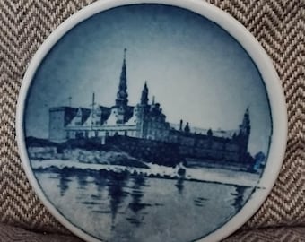 Miniaturowy duński talerzyk ścienny z porcelany (Royal Copenhagen Mint). Przedstawia zamek Kronborg w Danii. 5-2010.