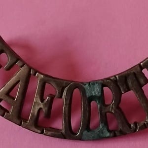 Vintage World War 1 (WW1,1914-1918) British Army. Seaforth Highlander Scottish Regiment Sholder Title. Military badge .