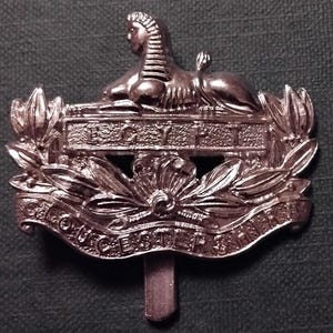 Vintage (1914-1918) British Army Gloucestershire Barbieregiment (Infanterie) Cap Badge, militärisches Abzeichen. Weltkrieg 1(WW1). Westliche Vorderseite.