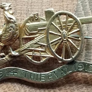 Vintage WW1 French 75th Artillery 9c gold sweet heart badge broach. Military badge.