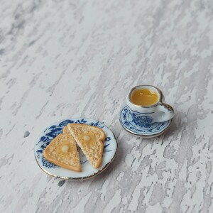 Desayuno en miniatura, té y tostadas en miniatura, miniaturas, comida diminuta, tostadas en miniatura, escala 1:12, juego de té en miniatura, juego de té imagen 1