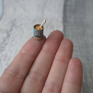 Miniatur Dose mit Bohnen, Puppenhaus Essen und Trinken, Mini Bohnen auf Toast, Frühstück Abendessen, Bohnen auf Toast 1:12