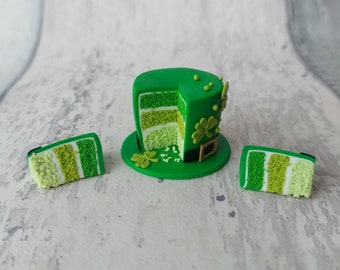 Oversized mini St Patrick's Day cake, dollhouse miniatures, 1 12 scale, one inch scale, cafe, bakery, diorama, dolls house, leprechaun hat