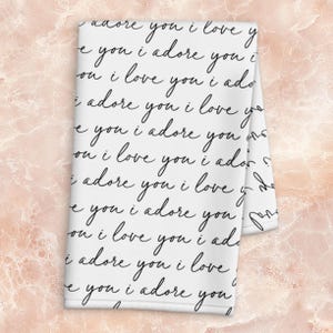 Toalla de mano con carta de amor - Te amo, te adoro - Toalla de cocina con recordatorio de amor diario - Regalo romántico para tu pareja - Decoración con notas de amor