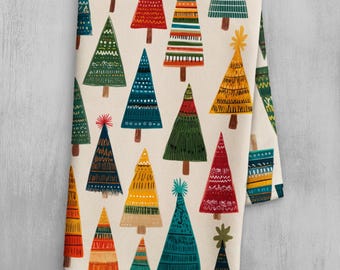 Può includere: Un canovaccio da cucina piegato color crema con un motivo ripetuto di alberi di Natale colorati. Gli alberi sono in vari colori, tra cui rosso, verde, giallo e blu, e presentano diversi motivi decorativi. L'asciugamano è in tessuto morbido.