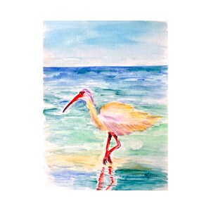 Könnte beinhalten: Aquarellmalerei eines weißen Ibisses mit roten Beinen, der im seichten Wasser steht. Der Vogel blickt nach links und hat einen langen, gebogenen Schnabel. Der Hintergrund ist ein blauer Himmel und das Meer.