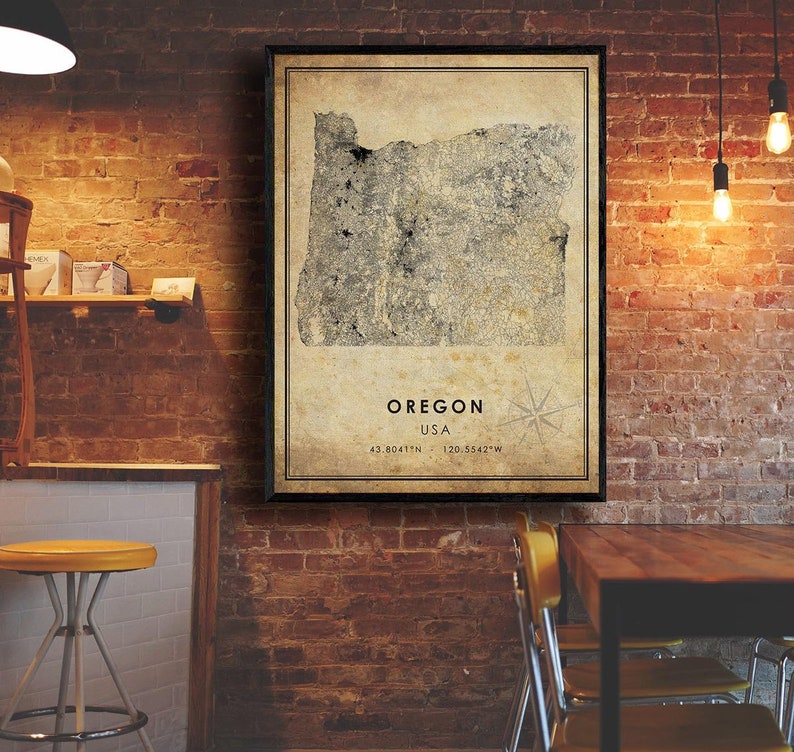 Puede incluir: Un mapa enmarcado de Oreg&oacute;n, EE. UU., con una est&eacute;tica vintage. El mapa est&aacute; en tonos grises y beige, con el contorno del estado en un lugar destacado. El texto "Oregon USA" y las coordenadas est&aacute;n debajo.