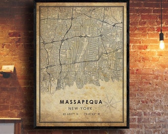 Könnte beinhalten: Ein Vintage-Karten-Druck von Massapequa, New York. Die Karte ist in Schwarzweiß mit beigefarbenem Hintergrund. Der Text "Massapequa, New York" und die Koordinaten "40.6807° N - 73.4743° W" sind unten auf der Karte gedruckt.