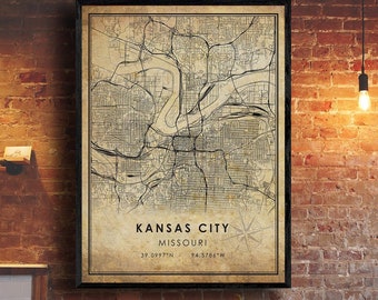 Könnte beinhalten: Ein Vintage-Karten-Druck von Kansas City, Missouri. Die Karte ist in Schwarzweiß und zeigt die Straßen und Sehenswürdigkeiten der Stadt. Der Text "KANSAS CITY" und "MISSOURI" ist unten auf der Karte gedruckt, zusammen mit den Koordinaten "39.0997°N, 94.5786°W".