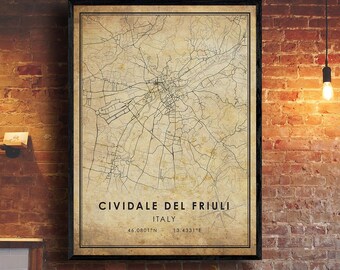 Puede incluir: Un mapa de estilo vintage de Cividale del Friuli, Italia. El mapa está en blanco y negro y presenta un contorno detallado de las calles y los puntos de referencia de la ciudad. El texto "CIVIDALE DEL FRIULI ITALY 46.0801°N 13.4331°E" está impreso en la parte inferior del mapa.