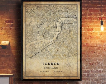 Op de afbeelding: Een vintage-stijl kaartprint van Londen, Engeland. De kaart is in zwart-wit met een beige achtergrond. De kaart toont de straten en bezienswaardigheden van Londen. De tekst "LONDON ENGLAND 51.5074°N 0.1278°W" staat onderaan de kaart gedrukt.