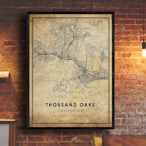 Puede incluir: Un mapa vintage de Thousand Oaks, California. El mapa está en blanco y negro con un fondo beige y presenta las calles y los puntos de referencia de la ciudad. El texto "Thousand Oaks, California" y las coordenadas "34.1708°N, 118.8376°W" están impresos en la parte inferior del mapa.