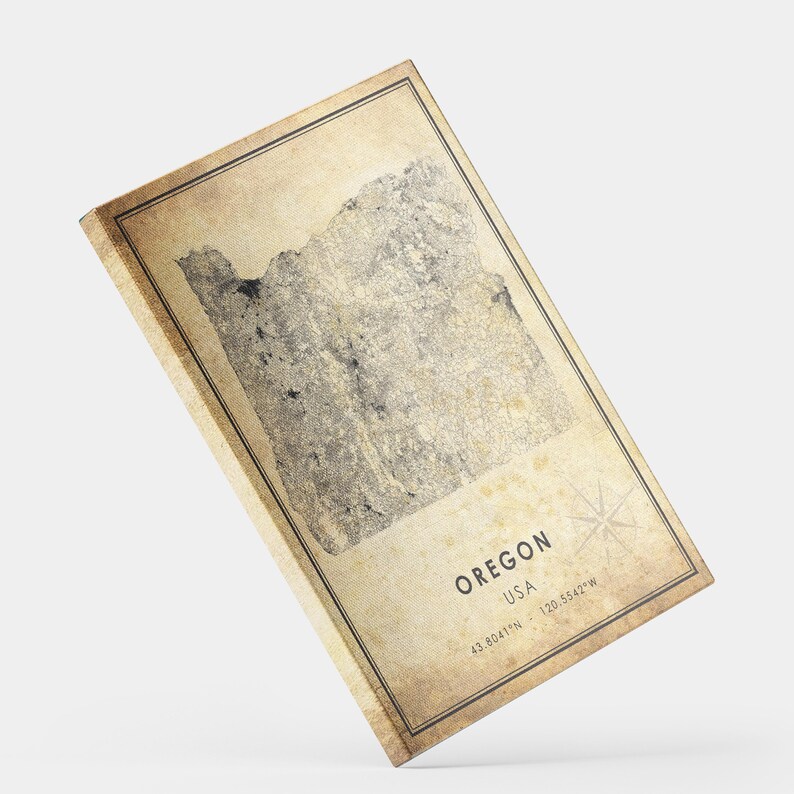 Puede incluir: Impresi&oacute;n en lienzo de estilo vintage del mapa del estado de Oreg&oacute;n. La impresi&oacute;n presenta un mapa detallado en tonos beige y gris, con el nombre del estado y las coordenadas. El lienzo tiene un aspecto envejecido y desgastado, con una rosa de los vientos.