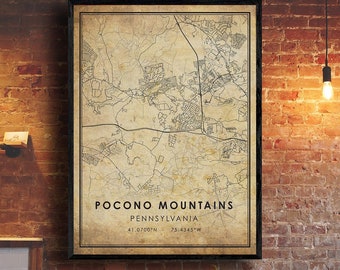 Peut inclure: Une carte vintage des montagnes Pocono en Pennsylvanie. La carte est en noir et blanc et a un fond brun. Le texte "Pocono Mountains Pennsylvania 41.0700°N 75.4345°W" est imprimé en bas de la carte.