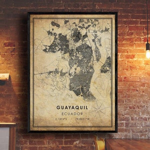 Peut inclure: Une carte de Guayaquil, en Équateur, de style vintage, avec un design noir et blanc sur fond beige. La carte montre les rues et les cours d'eau de la ville. Le texte "GUAYAQUIL ÉQUATEUR 2.1894°S 79.8891°W" est imprimé en bas de la carte.