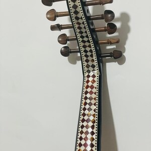 Op de afbeelding: Een witte keramische mok met een zwarte handgreep en de tekst "But First, Coffee" in een vetgedrukte, zwarte letter. De mok staat tegen een vage achtergrond, wat het strakke ontwerp benadrukt.