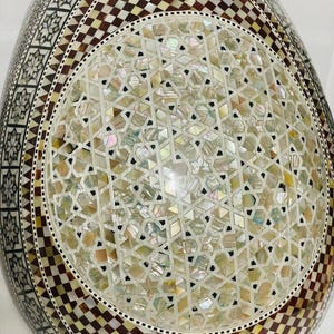 Op de afbeelding: Een witte keramische mok met een zwart handvat en de tekst "But First, Coffee" in een zwarte, handgeschreven lettertype. De mok staat op een wit oppervlak.