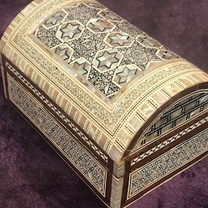 Jewelry box Mother of Pearl inlay , Egyptian handmade 17 X 11 x 9 cm