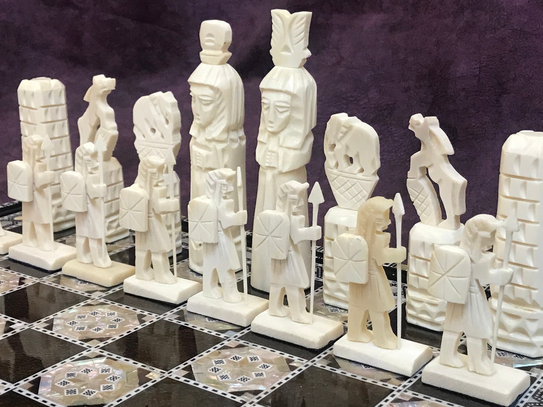 エジプトの手工芸チェスセット（ラクダの骨を彫刻したもの、盤は付属