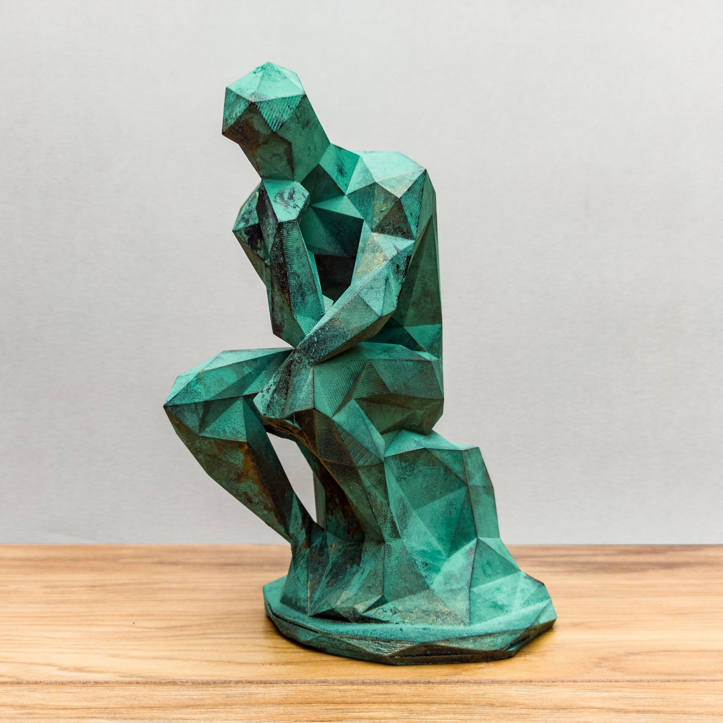 考える人、ロダンにインスパイアされた低ポリゴンの彫像、3D