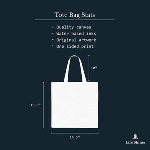 Op de afbeelding: Witte canvas draagtas met zwarte handvatten. De tas is 39,4 cm hoog, 36,8 cm breed en 25,4 cm diep. De tekst "Tote Bag Stats" staat bovenaan de afbeelding. De tekst "Quality canvas, Water based inks, Original artwork, One sided print" staat onder de titel. De tekst "Life Shines" staat onderaan de afbeelding.