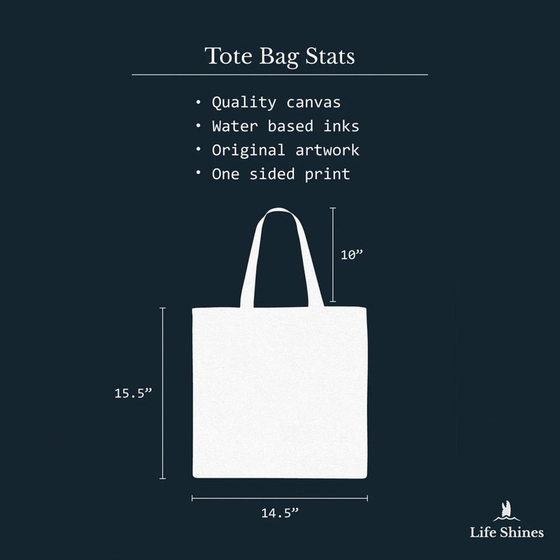 Op de afbeelding: Witte canvas draagtas met zwarte handvatten. De tas is 39,4 cm hoog, 36,8 cm breed en 25,4 cm diep. De tekst "Tote Bag Stats" staat bovenaan de afbeelding. De tekst "Quality canvas, Water based inks, Original artwork, One sided print" staat onder de titel. De tekst "Life Shines" staat onderaan de afbeelding.