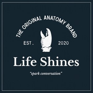 Op de afbeelding: Wit logo op een donkerblauwe achtergrond met de tekst "THE ORIGINAL ANATOMY BRAND EST. 2020 Life Shines "spark conversation""