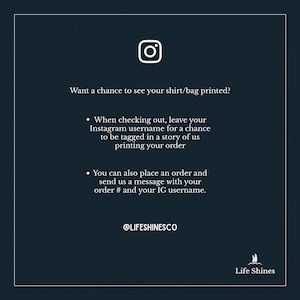 Op de afbeelding: Een donkerblauwe afbeelding met witte tekst die uitlegt hoe je je shirt of tas kunt laten bedrukken. De tekst bevat de Instagram-handle @LIFESHINESCO en de woorden "Life Shines".