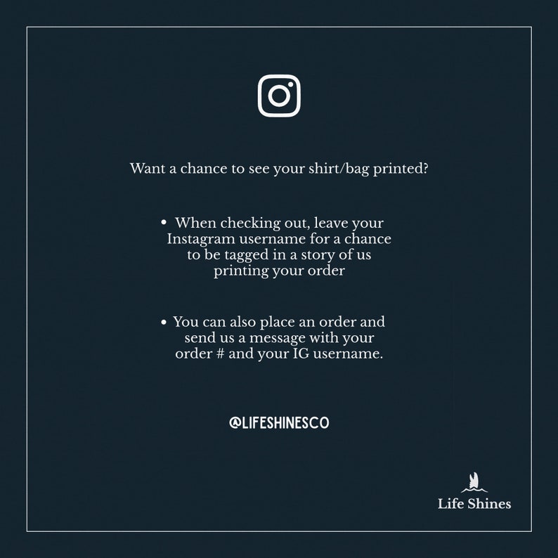 Op de afbeelding: Een donkerblauwe afbeelding met witte tekst die uitlegt hoe je je shirt of tas kunt laten bedrukken. De tekst bevat de Instagram-handle @LIFESHINESCO en de woorden "Life Shines".