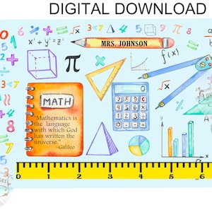 Op de afbeelding: Een kleurrijk digitaal downloadbaar printbaar met wiskundige symbolen, een liniaal, een rekenmachine, een kompas, een gradenboog, een grafiek, een notitieboek, een citaat over wiskunde en de tekst "MRS. JOHNSON".