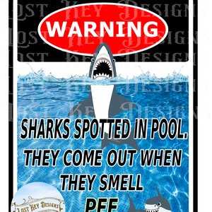 Puede incluir: Un cartel de advertencia en blanco y negro con un círculo rojo que dice "ADVERTENCIA" y un tiburón con la boca abierta saliendo de una piscina azul. El texto en el cartel dice "TIBURONES VISTOS EN LA PISCINE. SALEN CUANDO HUELEN A PÍ." El cartel también tiene un logotipo que dice "LOST KEY DESIGNS".