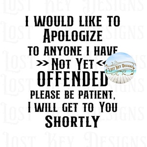 Puede incluir: Un diseño gráfico en blanco y negro con el texto "Me gustaría disculparme con cualquiera a quien haya >> aún no << ofendido. Por favor, ten paciencia, te responderé en breve." El diseño gráfico está rodeado de un fondo blanco con el texto "Lost Key Designs" repetido en el fondo.