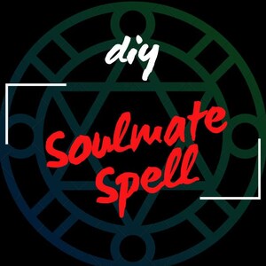 Puede incluir: Fondo negro con un diseño geométrico verde y turquesa. Las palabras "diy soulmate spell" están escritas en blanco y rojo. La imagen tiene un borde cuadrado blanco.