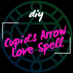 Può includere: Un design grafico rosa e bianco con un cerchio e una stella al centro. Il testo "diy Cupid's Arrow Love Spell" è scritto in corsivo rosa.