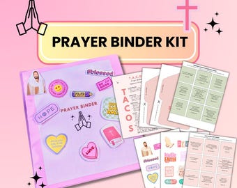 Może przedstawiać: Różowy zestaw Prayer Binder z naklejkami i wkładkami. Zestaw zawiera segregator z naklejkami z napisami "błogosławiony", "nadzieja" i "miłość". Wkładki mają tekst i grafikę. Tło jest różowe z krzyżem i gwiazdami.
