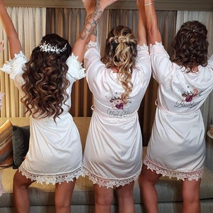 Satin Bridal Robes /Silky Robes for Bridesmaids /Bridesmaid Gift /Bridal Party Robes /Bridal Shower Gift /Getting ready /Personalized Robes