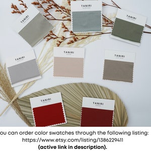 Peut inclure: Nuanciers de tissu dans diff&eacute;rentes nuances de gris, vert, beige et rouge. Les nuanciers sont &eacute;tiquet&eacute;s avec le nom de la marque "TANIRI" et le nom de la couleur. Le texte "You can order color swatches through the following listing: https://www.etsy.com/listing/1386229411 (active link in description)." est &eacute;galement visible.