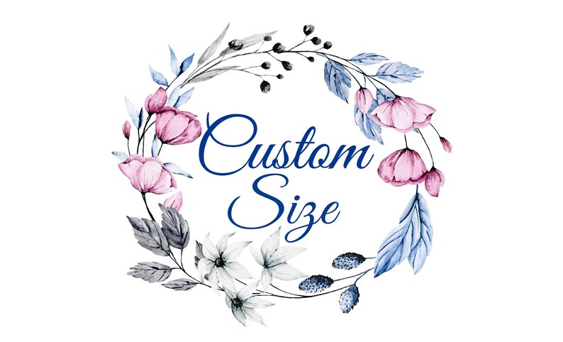 K&ouml;nnte beinhalten: Aquarell-Blumenkranz mit rosa und wei&szlig;en Bl&uuml;ten, blauen Bl&auml;ttern und dem Text "Custom Size" in dunkelblauer Schrift. Das Design befindet sich auf wei&szlig;em Hintergrund, geeignet f&uuml;r Einladungen oder Wandkunst.