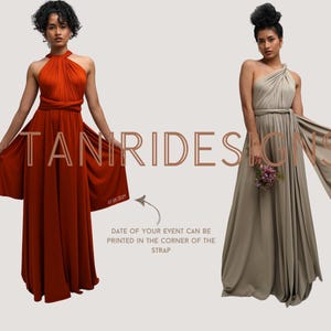 Peut inclure: Deux femmes portant de longues robes convertibles en rouille et beige. Les robes peuvent &ecirc;tre styl&eacute;es de multiples fa&ccedil;ons. Le texte "TANRIDESIGNS" est imprim&eacute; au centre de l'image. Le texte "DATE OF YOUR EVENT CAN BE PRINTED IN THE CORNER OF THE STRAP" est imprim&eacute; sous les robes.