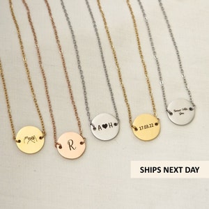 Pode incluir: Cinco colares de ouro, prata e ouro rosa com diferentes pingentes. Os pingentes incluem um design de mãos dadas, a letra R, as letras A e H com um coração recortado, a data 17.03.22 e as palavras "Forever With You".