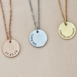 Könnte beinhalten: Drei Halsketten aus Gold, Silber und Roségold mit runden Anhängern. Die Anhänger haben verschiedene Gravuren: "I love you", "Forever and Always" und "27.05.19".