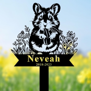 Puede incluir: Silueta negra de metal de un hámster con flores y un letrero que dice "Neveah 2018-2023".