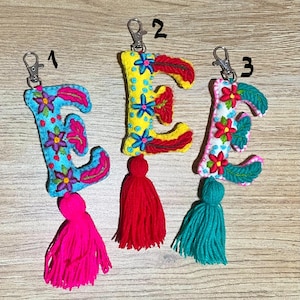 Llavero bordado, regalo especial, dije para mochila, dije para bolso, llavero con inicial, llavero con letra colorida, letra colorida hecha a mano.