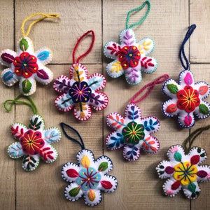 Embroidered wool - Christmas decorations - multicolor - Handmade in Peru - Colorful Christmas decorations.