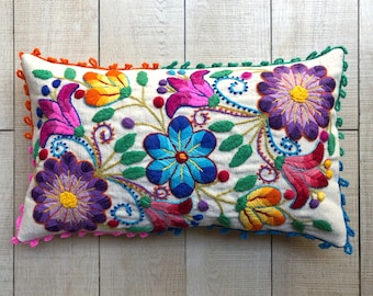 Almofada lombar boho preta, capa decorativa, capa bordada, almofada étnica colorida, decoração boho para casa, almofada peruana.