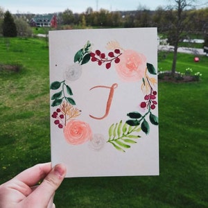Cartão de monograma de guirlanda floral em aquarela pintado à mão, personalizado, aniversário, obrigado, cartão de felicitações, rosa e videiras