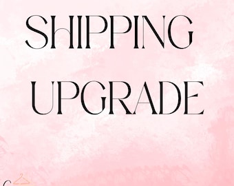 Può includere: Uno sfondo rosa e bianco ad acquerello con le parole "SHIPPING UPGRADE" in un carattere nero ed elegante. Il logo Garment Labs si trova nell'angolo in basso a sinistra.