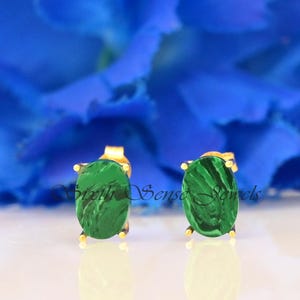 マラカイト フラットオーバル 7 x 13 mm スタッドピアス - ゴールド