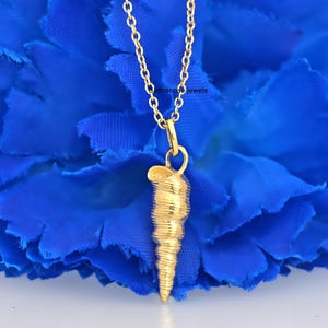 Colgante de concha de tulipán en oro de 14 k: diseño de espiral larga