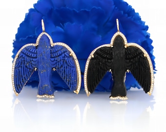 Colgante de golondrina con piedra preciosa en oro de 14 quilates y detalle de circonita cúbica.